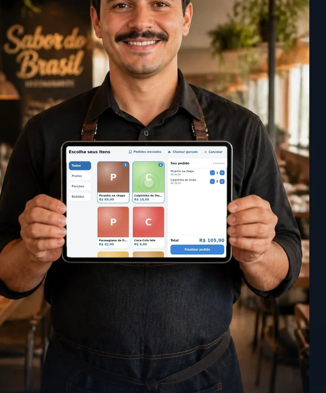 Garçom segurando um tablet com o pedido pela mesa do Áster ERP